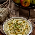 Hummus z duszonym jabłkiem i majerankiem