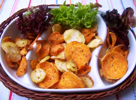 Dietetycznie czyli chipsy z batata, marchewki i pietruszki