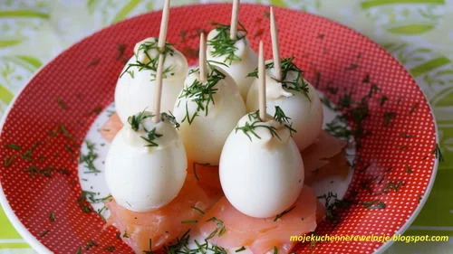 Koreczki z wędzonego łososia i jajek przepiórczych