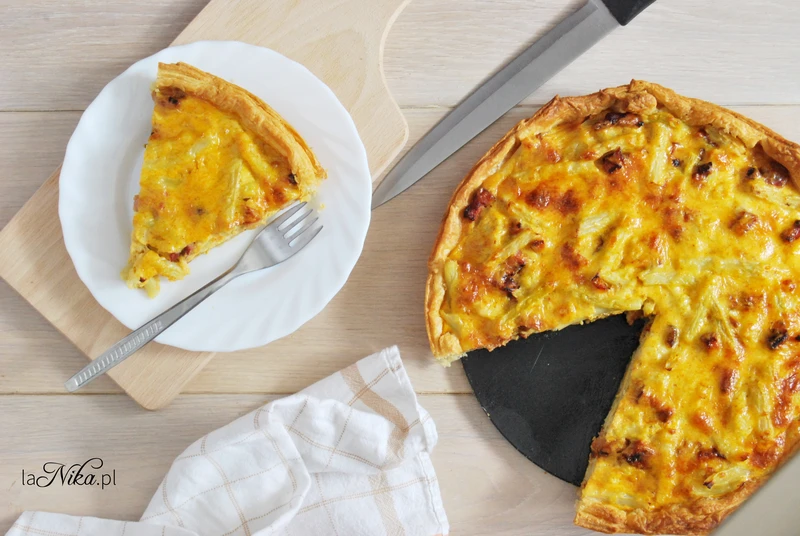 Tarta z ciasta francuskiego z boczkiem, kalafiorem i fasolką szparagową