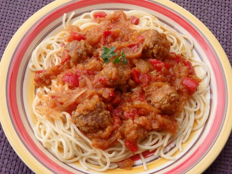 Spaghetti z domowym sosem cukiniowym i klopsikami