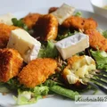 Sałatka z panierowanym kurczakiem i serem camembert