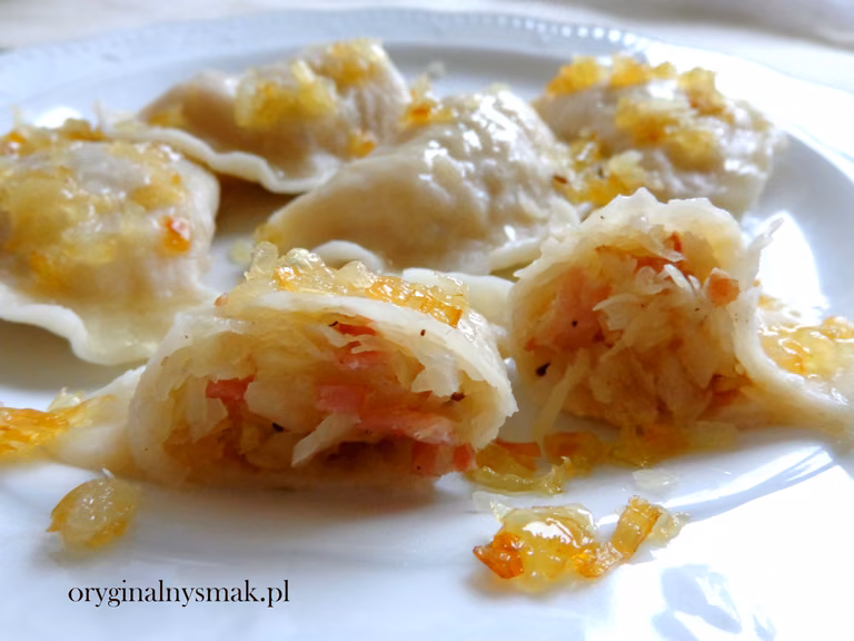 Pierogi z kapustą kiszoną, kminkiem i boczkiem