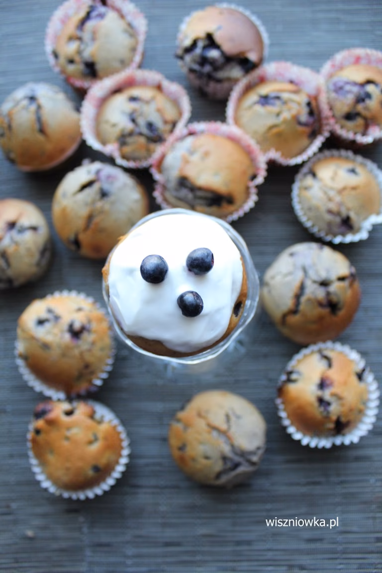 Muffinki z jagodami, miodem i polewą jogurtową