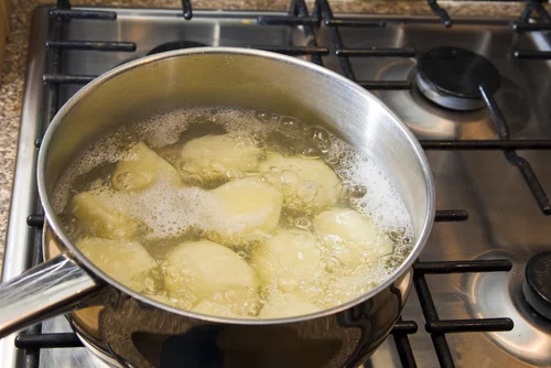 Jak ekspresowo ugotować ziemniaki?
