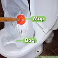 Jak odetkać toaletę bez przepychacza? 5 świetnych trików!
