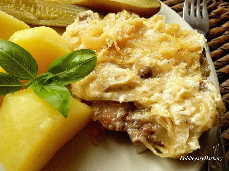 Karkówka zapiekana w kapuście