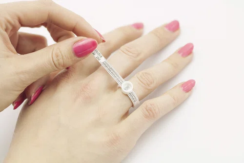 Jak określić rozmiar swojego pierścionka w domowych warunkach? Poznaj prosty sposób