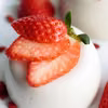 Kokosowa panna cotta z truskawkami.