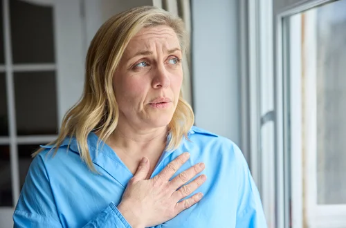 Uderzenia gorąca, problemy ze snem, nagłe zmiany nastroju. Co naprawdę pomaga kobietom po 45?