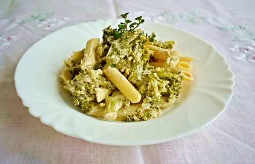 Penne w lekkim sosie brokułowym