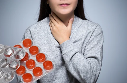GIS ostrzega: Wycofano popularne tabletki na ból gardła i kaszel!