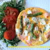 Omlet ze szparagami, łososiem i fetą
