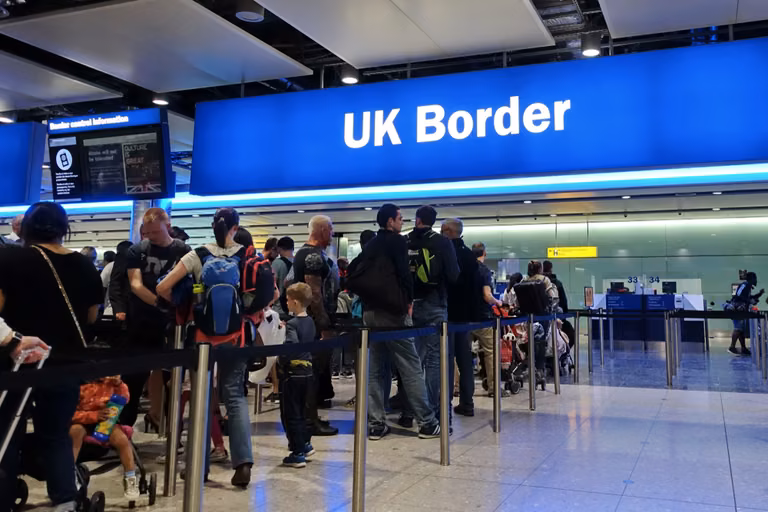 Mutacja koronawirusa! Europa zakazuje lotów z Wielkiej Brytanii