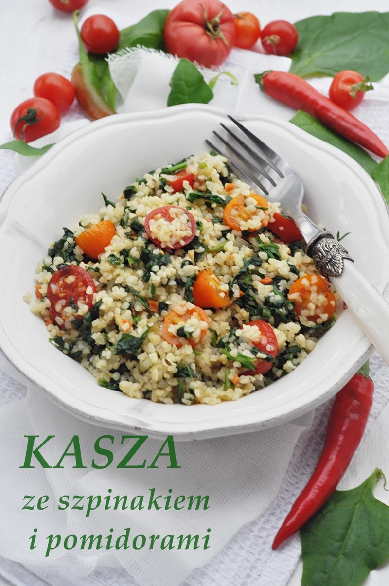 Sałatka. Kasza bulgur ze szpinakiem i pomidorami