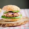 Burger z tuńczyka z avocado i majonezowym sosem