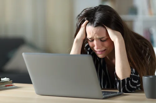 „Po rozwodzie mąż mnie oczernia w internecie i przed dziećmi – jak się bronić?” – pisze Anna [LIST]