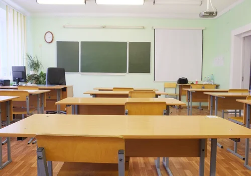 Polskie szkoły opanował nowy niebezpieczny trend! "Jehhowing" zyskuje na popularności