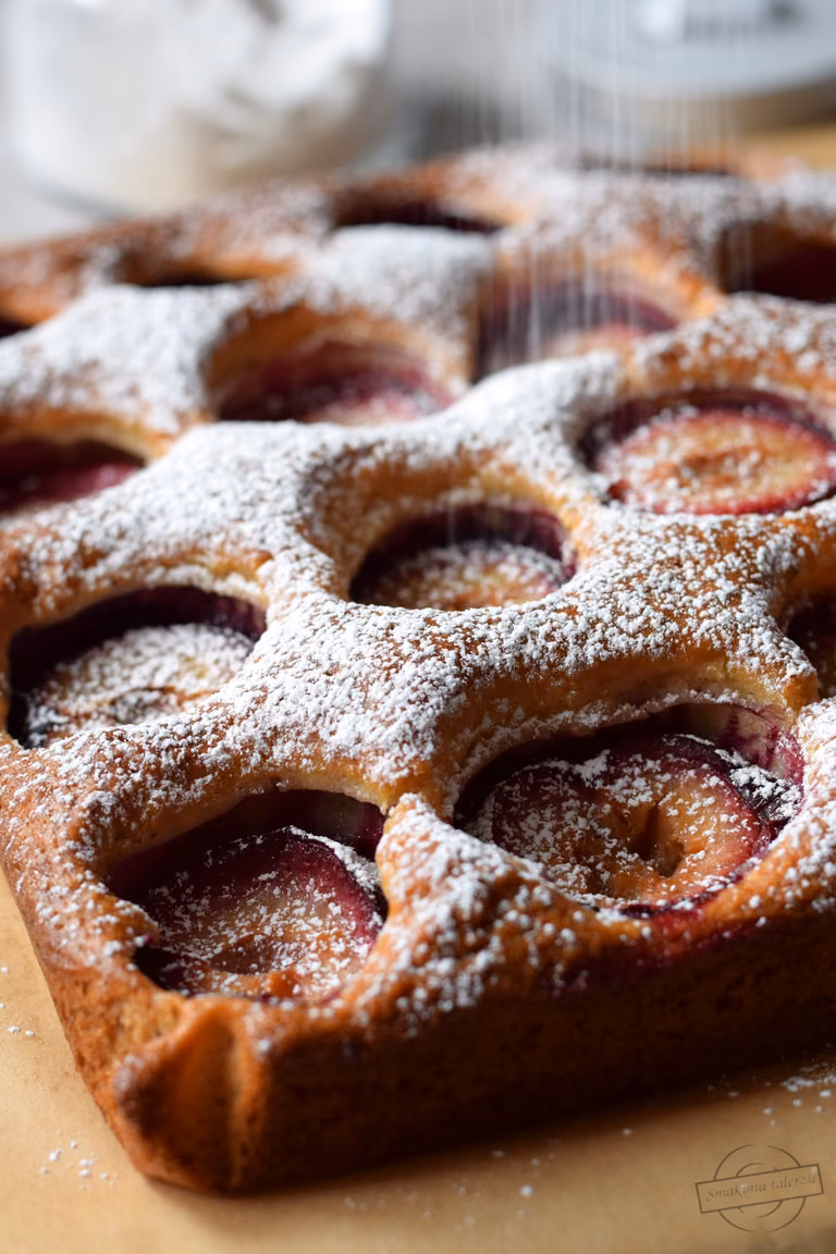 Jogurtowe ciasto ze śliwkami