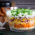 Warstwowa sałatka z tuńczykiem, makaronem orzo i marchewką