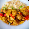 Klopsiki z ciecierzycą, papryką i cukinią w sosie curry