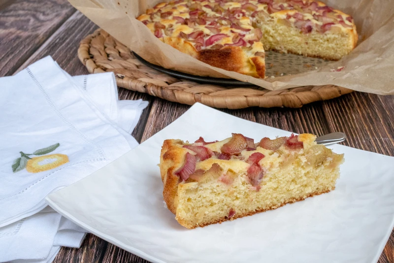 Budyniowe ciasto z rabarbarem bez glutenu
