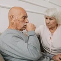 Rząd znowu zmienia plan bonu senioralnego. Mniej osób skorzysta!