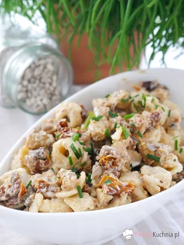 Sałatka z suszonymi pomidorami i tortellini