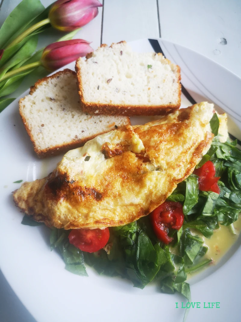Omlet ze szpinakiem i pomidorkami