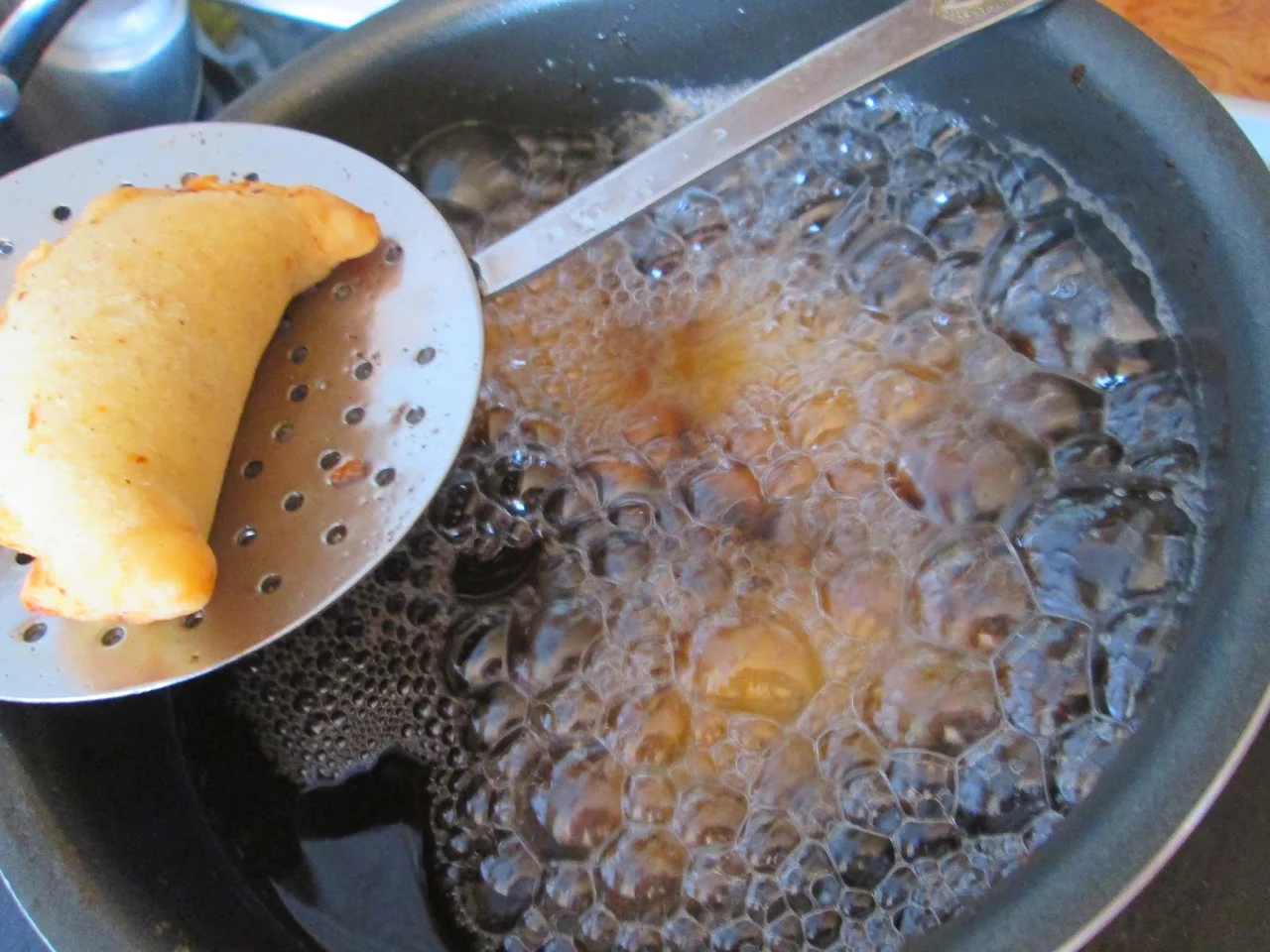 Czebureki- pierożki smażone w głębokim oleju z mięsnym farszem