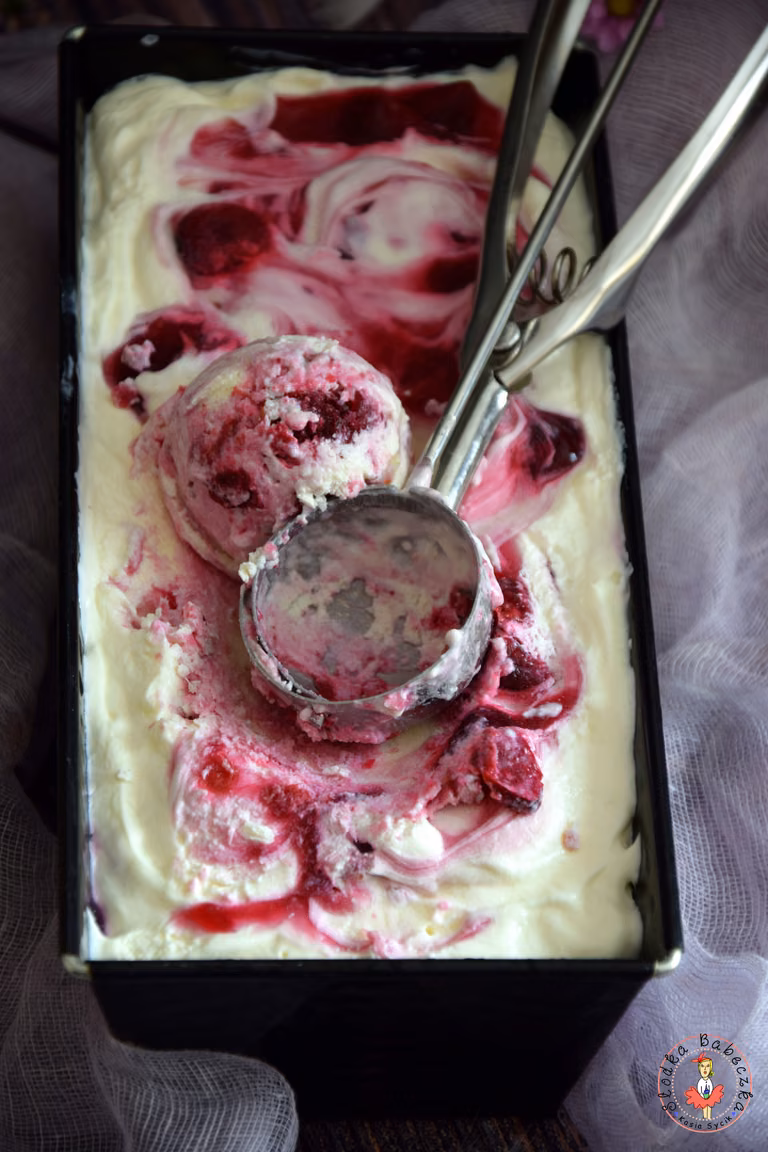 Lody sernikowe z wiśniami