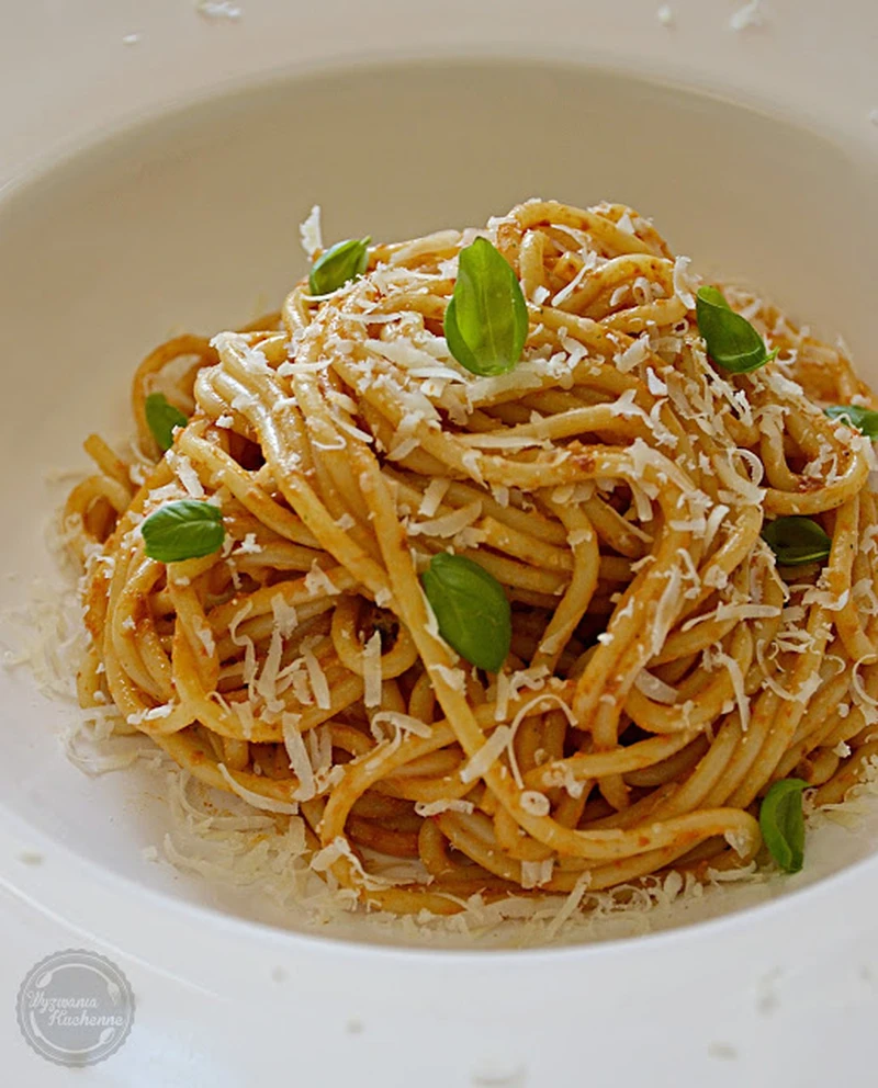 Makaron z czerwonym pesto