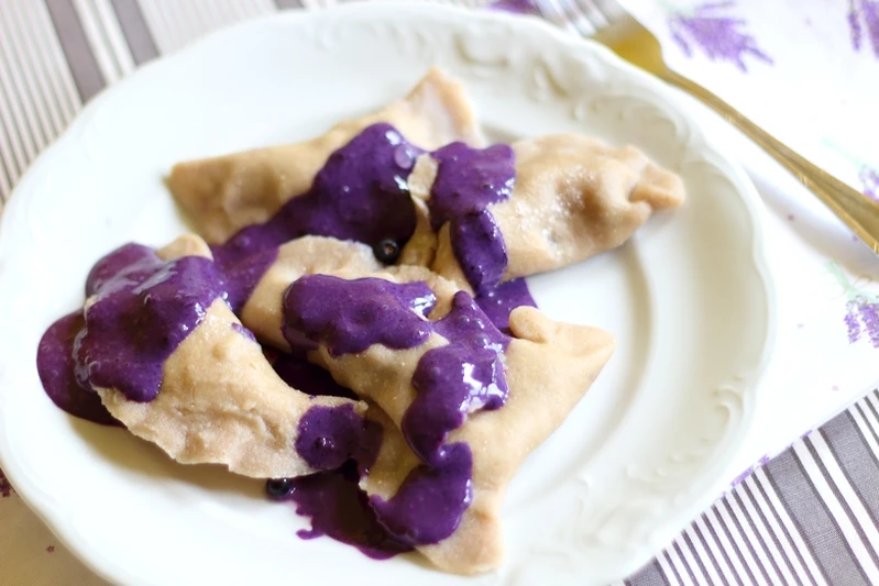 Bezglutenowe pierogi z jagodami.
