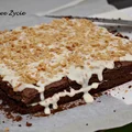 Murzynek (brownie) z orzeszkami i karmelem