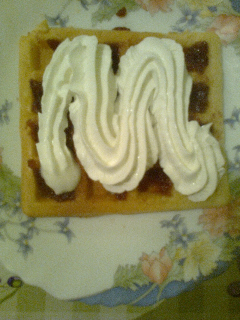 Gofry ze śmietaną i dżemem