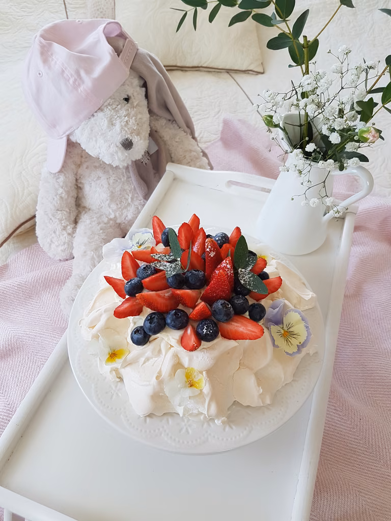Beza Pavlova z kremem waniliowym i owocami