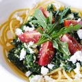 Spaghetti ze szpinakiem, serkiem włoskim i pomidorkami cherry