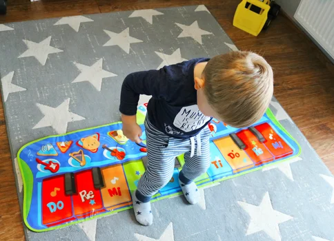 ZABAWKI SENSORYCZNE, KTÓRE SPRAWDZIŁY SIĘ U NAS NAJLEPIEJ