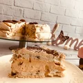 Tort bezowy z kremem kajmakowym i pekanami