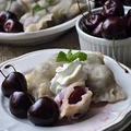 Najlepsze pierogi z czereśniami ze śmietaną i cukrem