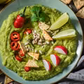 Połącz składniki i gotowe! Pikantne guacamole z chrupiącymi dodatkami – zdrowa i pyszna przekąska!