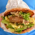 WOŁOWY BURGER PO HAWAJSKU