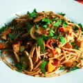 MAKARON PO AZJATYCKU Z MARYNOWANYM TOFU
