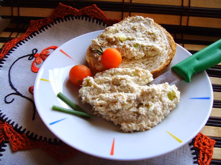 Pasta twarogowa z rybą w oleju i cebulką dymką
