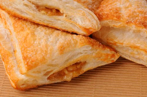 Zawiń w ciasto francuskie i posyp dodatkami! Prosty deser w 20 minut oczaruje Twoich gości