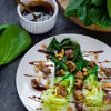 Pak choi z marynowanym tofu i fistaszkami