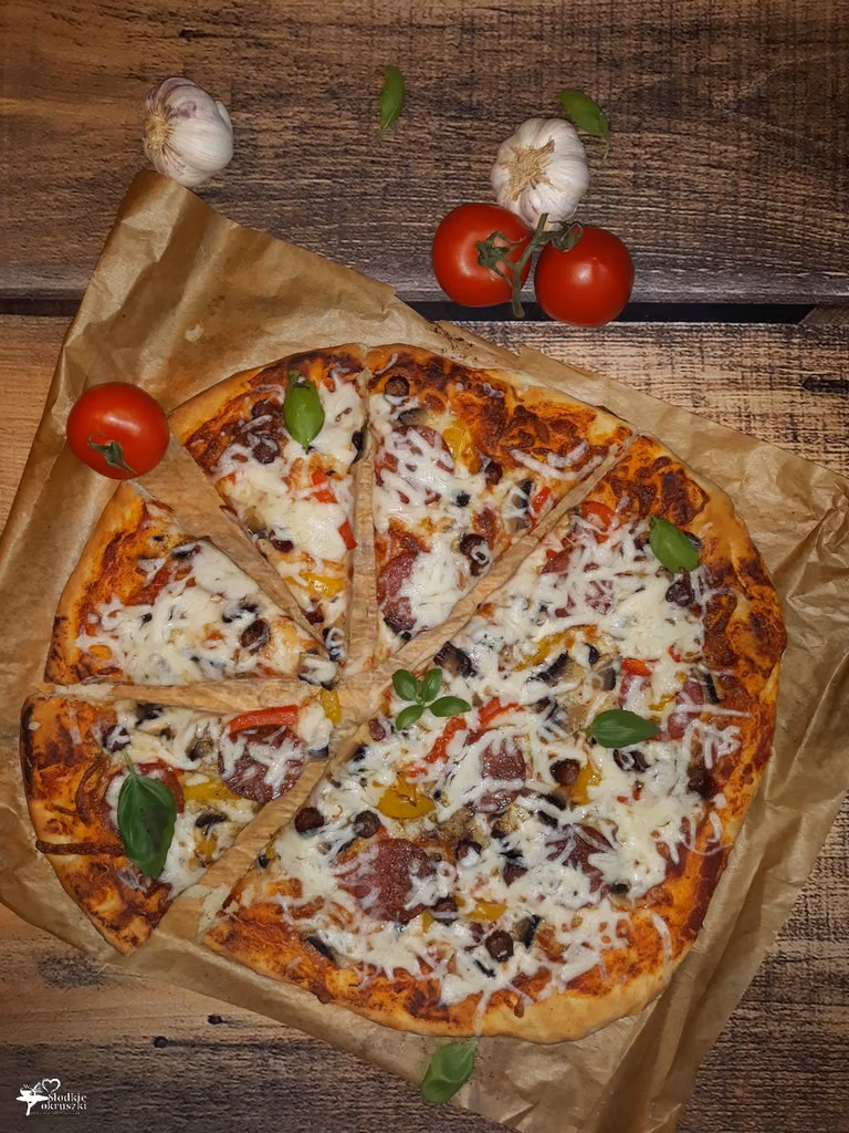 Pizza z salami i papryką – pizza jak z pizzerii