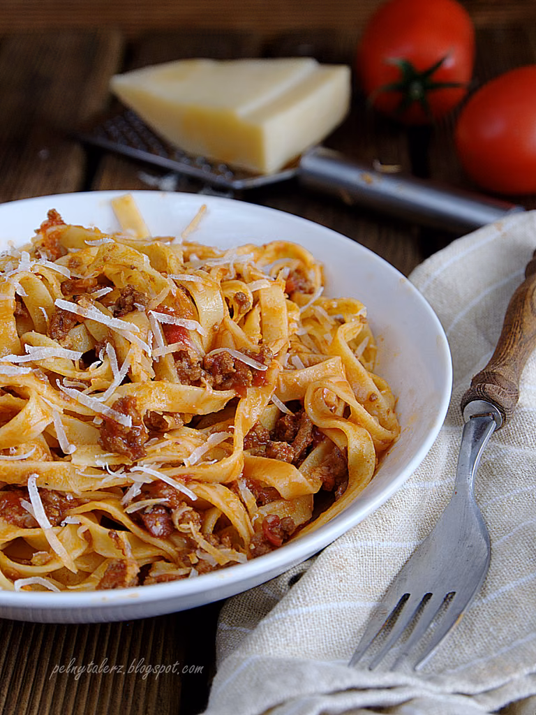 Makaron tagliatelle z sosem bolońskim (Tagliatelle con ragù alla bolognese)