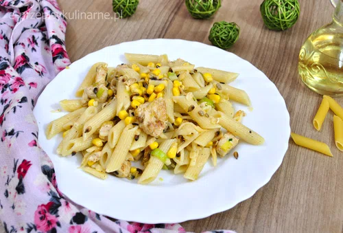BŁYSKAWICZNA SAŁATKA Z MAKARONEM