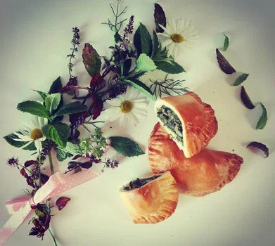 Pieczone pierogi ze szpinakiem i fetą